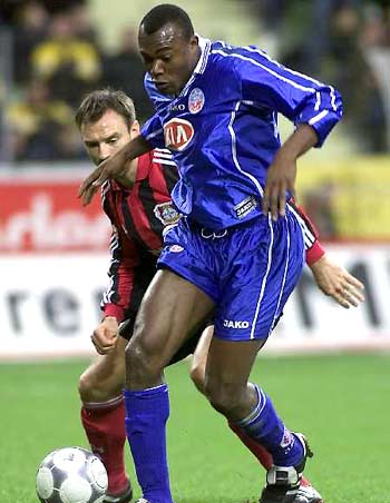 [中超]奥斯卡角球开弧顶 武磊凌空抽射直奔死角.